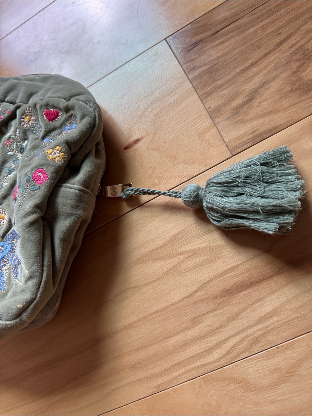 ELIZABETH SCARLETT
Earth Goddess Velvet Wash Bag - Olive - Picture 4 of 10